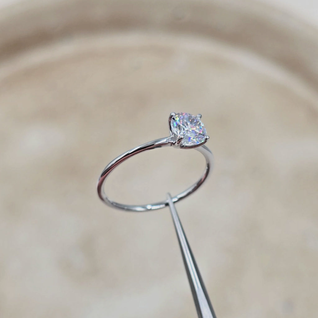 Video af Amar ring i sterling sølv med rund zirkonia