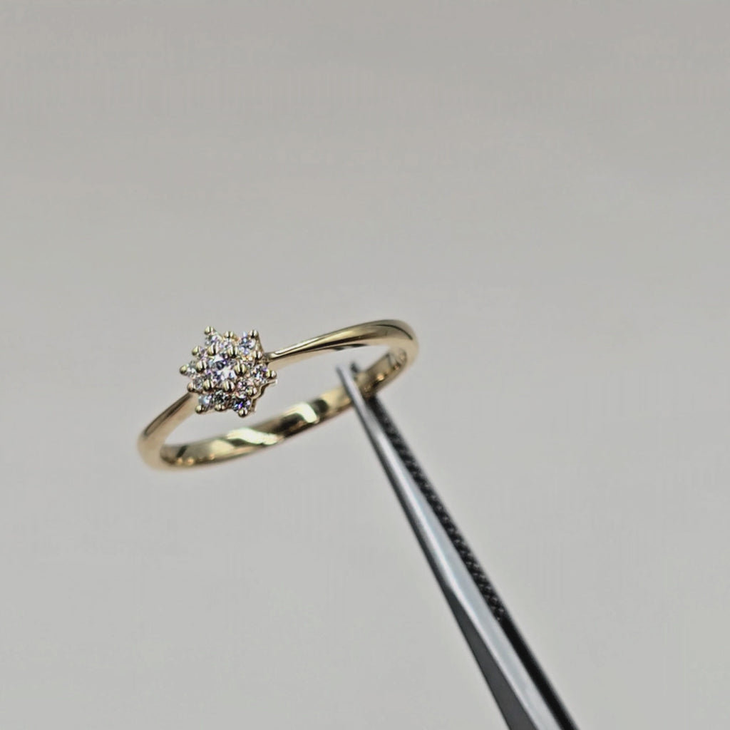 Video af Stardust ring i 18 kt. guld med diamantklynge