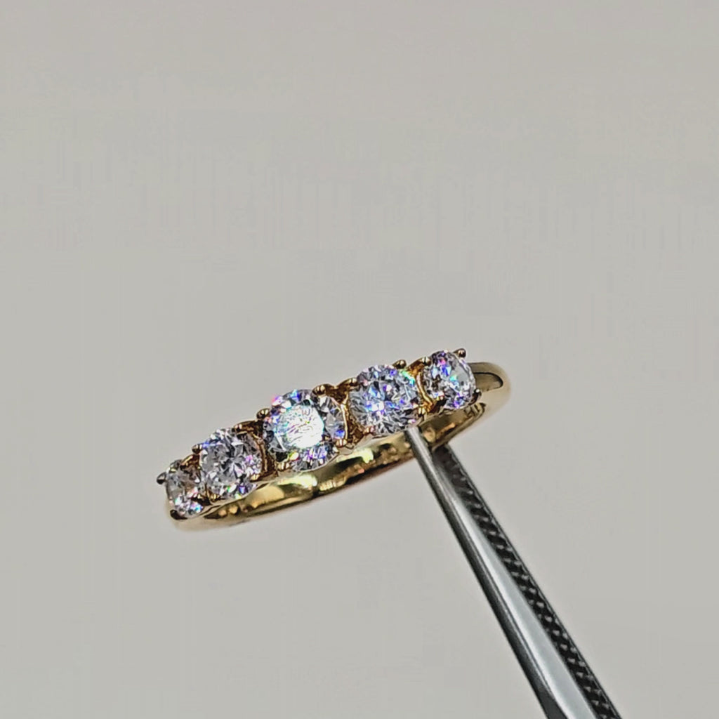 nora-v-alliancering-forgyldt-soelv-zirkonia-video