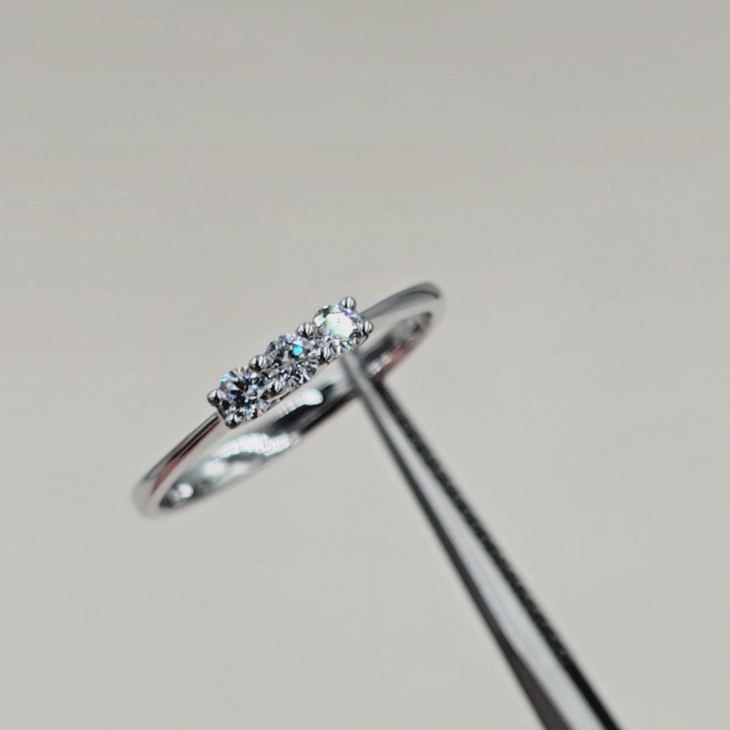 Video af Molly alliancering i 18 kt. hvidguld med diamanter