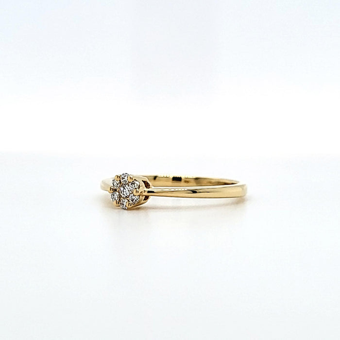 360 graders video af Ring i guld med 7 diamanter fattet i et blomstermotiv
