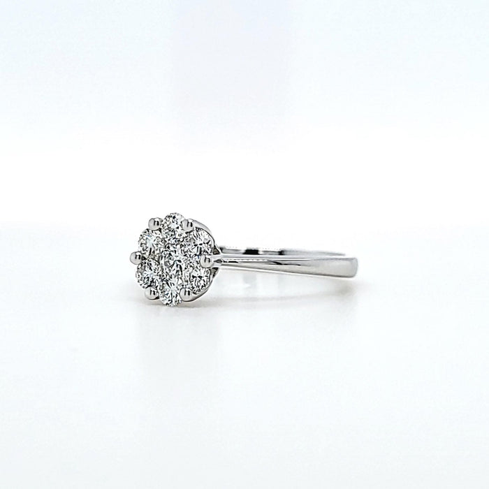 360 graders video af Ring i hvidguld med 7 diamanter fattet i et blomstermotiv
