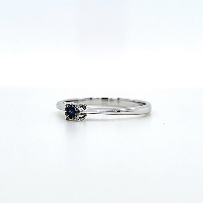 360 graders video af Ring i hvidguld med en blå safir i midten og 4 diamanter omkring den