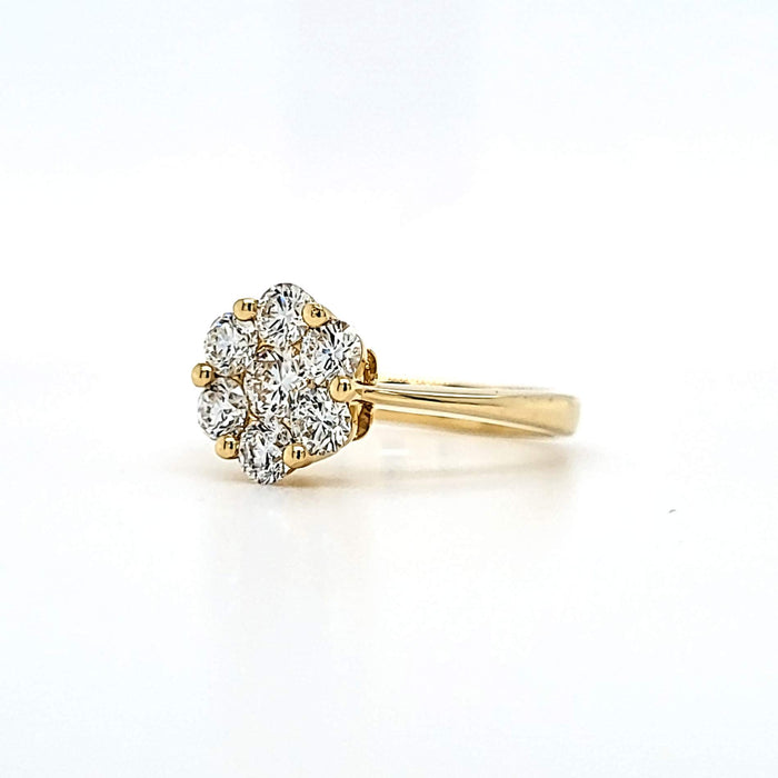 360 graders video af Ring i guld med 7 diamanter fattet i blomstermotiv