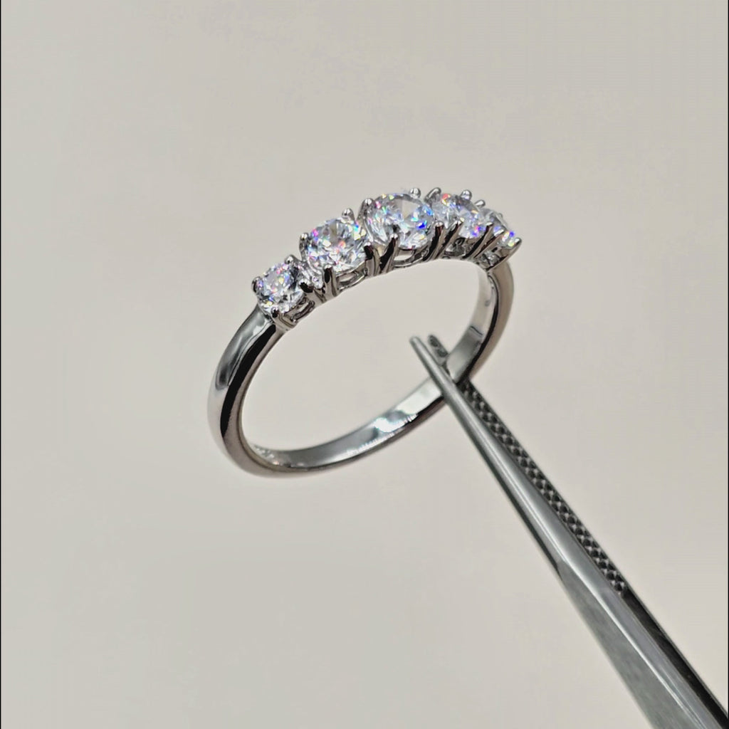 Video der viser Nora IV alliancering i sølv med zirkonia fra flere vinkler