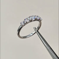 Video der viser Nora IV alliancering i sølv med zirkonia fra flere vinkler