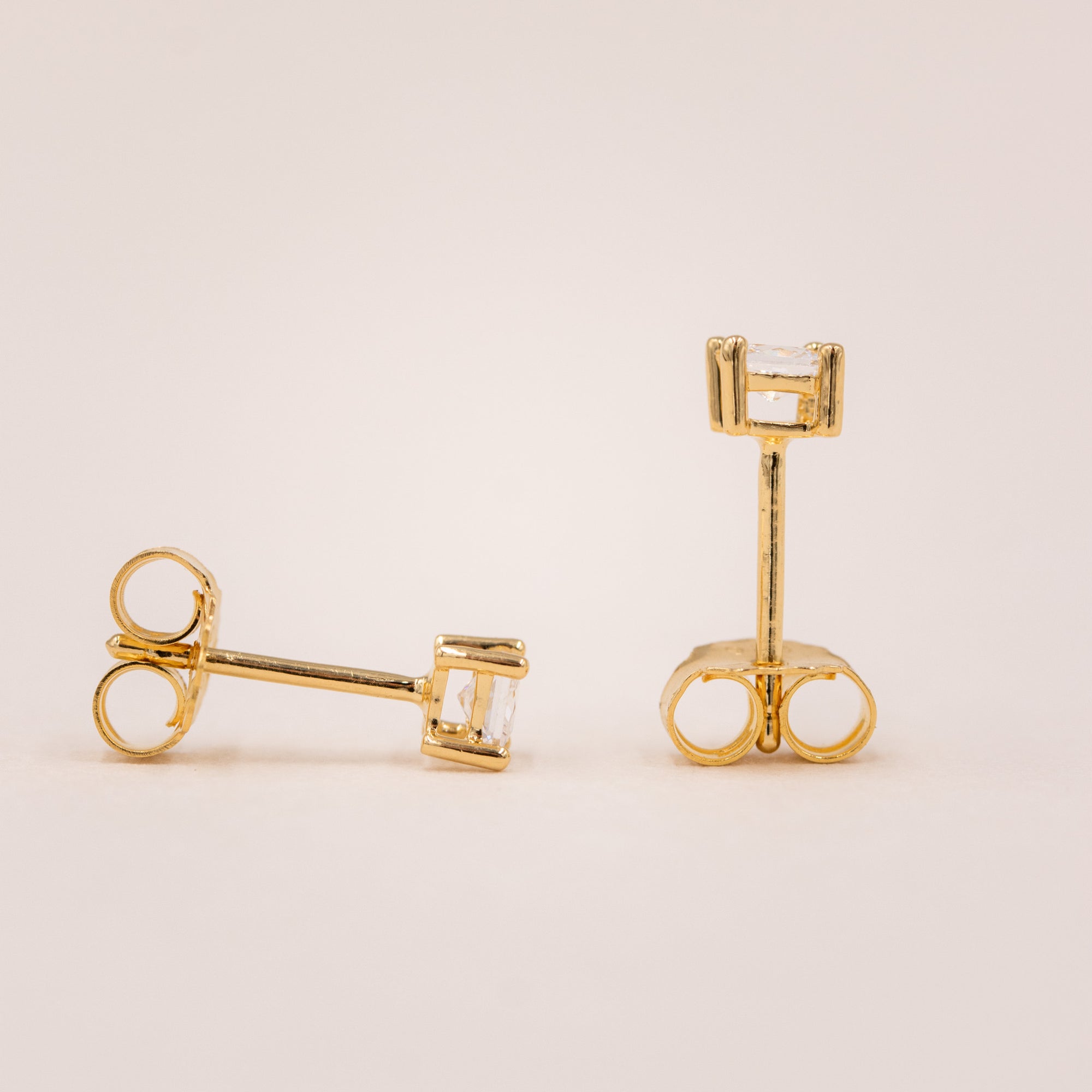 Detaljebillede af 3 mm princess-cut zirkonia i solitaire indfatning