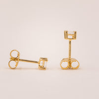 Detaljebillede af 3 mm princess-cut zirkonia i solitaire indfatning