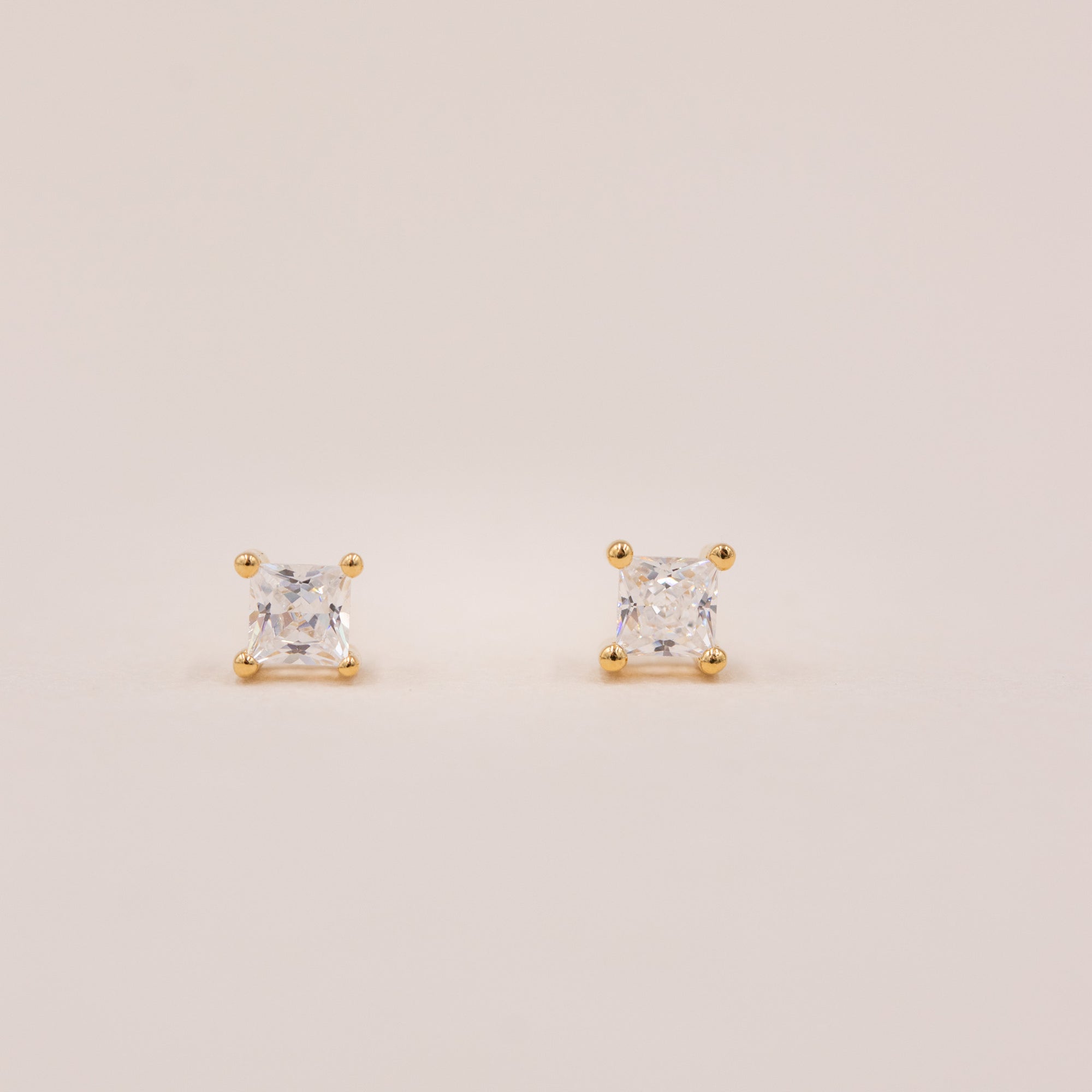 Princess-cut III solitaire ørestikker i forgyldt sølv med 3 mm zirkonia