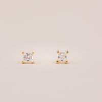 Princess-cut III solitaire ørestikker i forgyldt sølv med 3 mm zirkonia