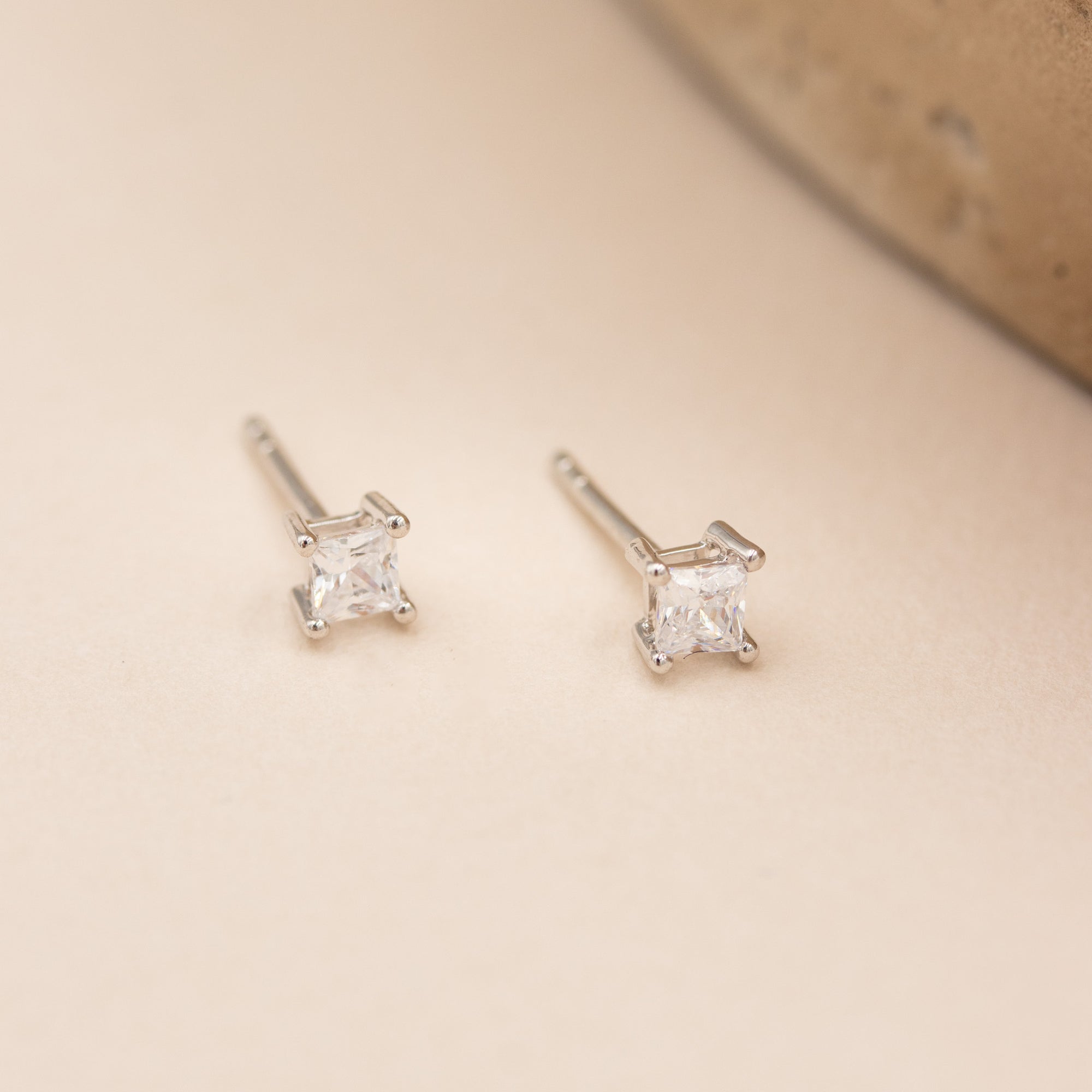 Detaljebillede af 3 mm princess-cut zirkonia i solitaire-indfatning