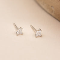 Detaljebillede af 3 mm princess-cut zirkonia i solitaire-indfatning