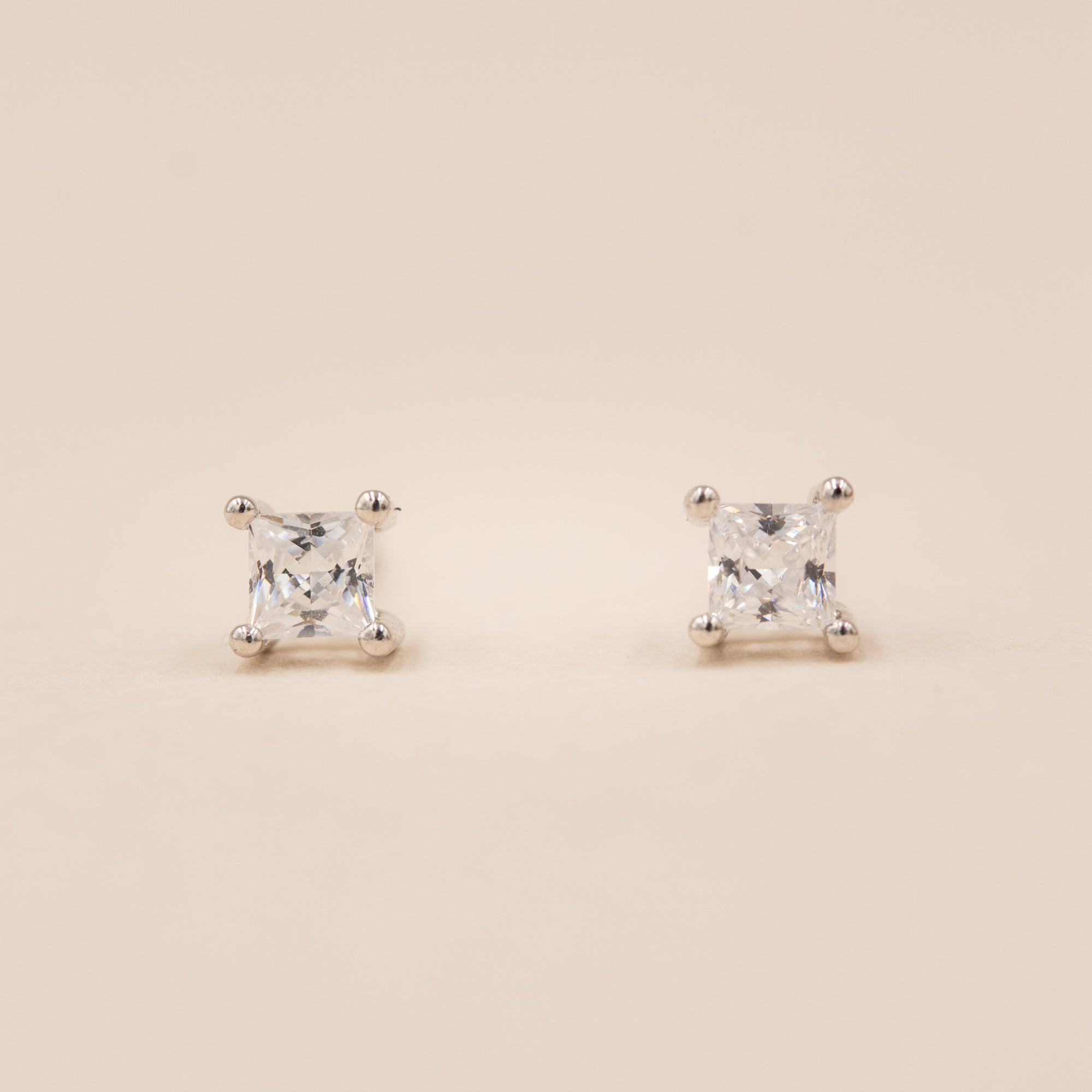 Princess-cut III solitaire ørestikker i sterlingsølv med 3 mm zirkonia