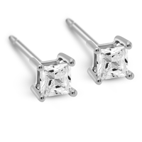 Packshot af Princess-cut III solitaire ørestikker 3 mm i sterlingsølv