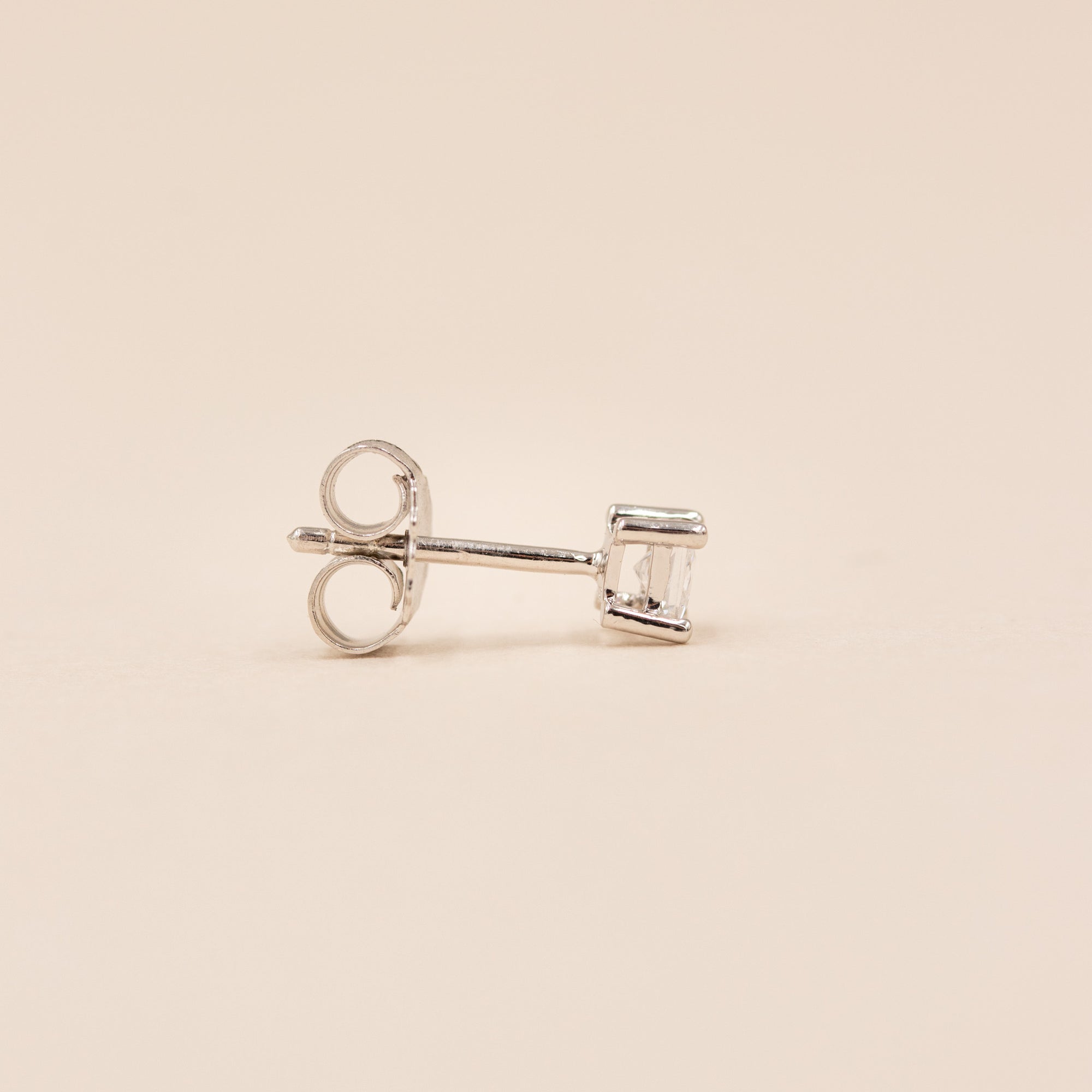 Profilvisning af Princess-cut III solitaire ørestikker i sterlingsølv