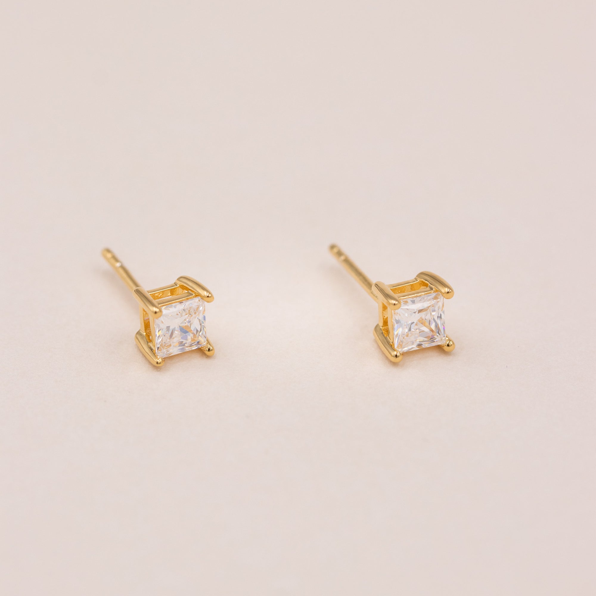 Detaljebillede af 4 mm princess-cut zirkonia i solitaire-indfatning
