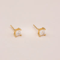 Detaljebillede af 4 mm princess-cut zirkonia i solitaire-indfatning
