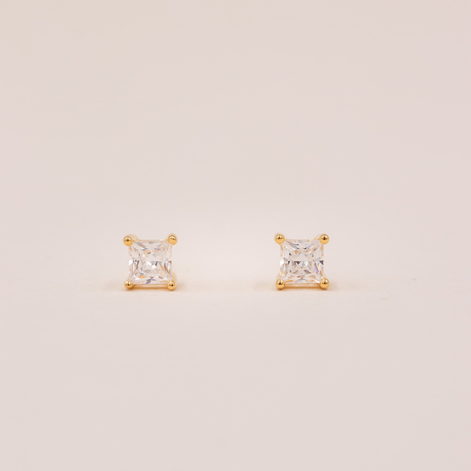 Princess-cut IV solitaire ørestikker i forgyldt sølv med 4 mm zirkonia

