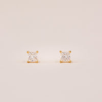 Princess-cut IV solitaire ørestikker i forgyldt sølv med 4 mm zirkonia

