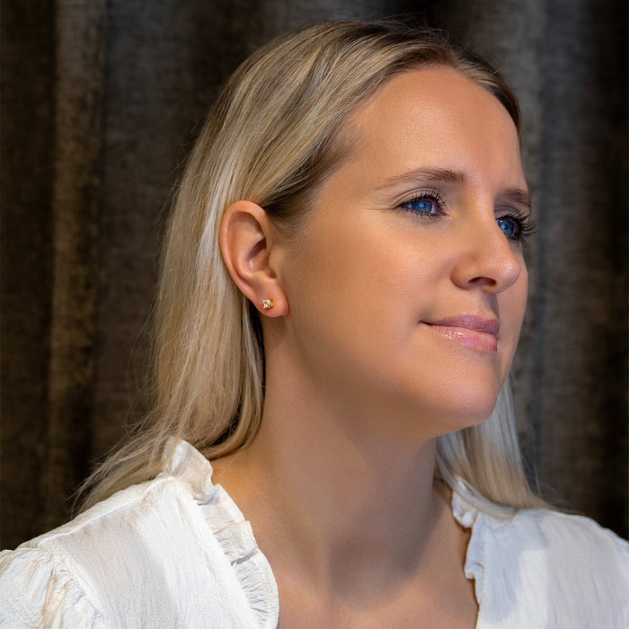 Model iført Princess-cut IV solitaire ørestikker i forgyldt sølv