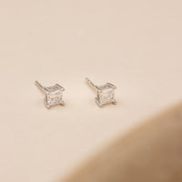 Detaljebillede af 4 mm princess-cut zirkonia i solitaire indfatning