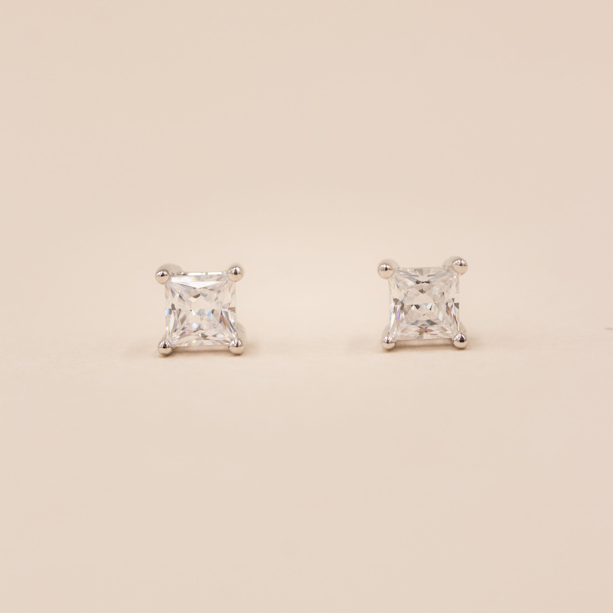 Princess-cut IV solitaire ørestikker i sterlingsølv med 4 mm zirkonia
