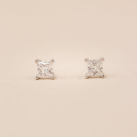 Princess-cut IV solitaire ørestikker i sterlingsølv med 4 mm zirkonia
