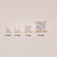 Størrelsesoversigt af princess-cut solitaire zirkonia i 4 mm, 5 mm, 7 mm og 10 mm i forgyldt sølv