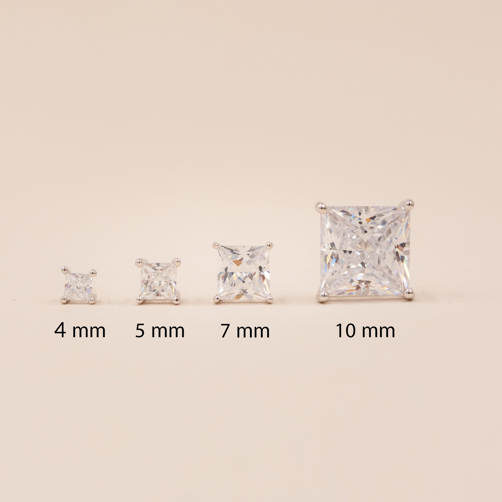 Størrelsesoversigt af princess-cut solitaire zirkonia i 4 mm, 5 mm, 7 mm og 10 mm i sterlingsølv