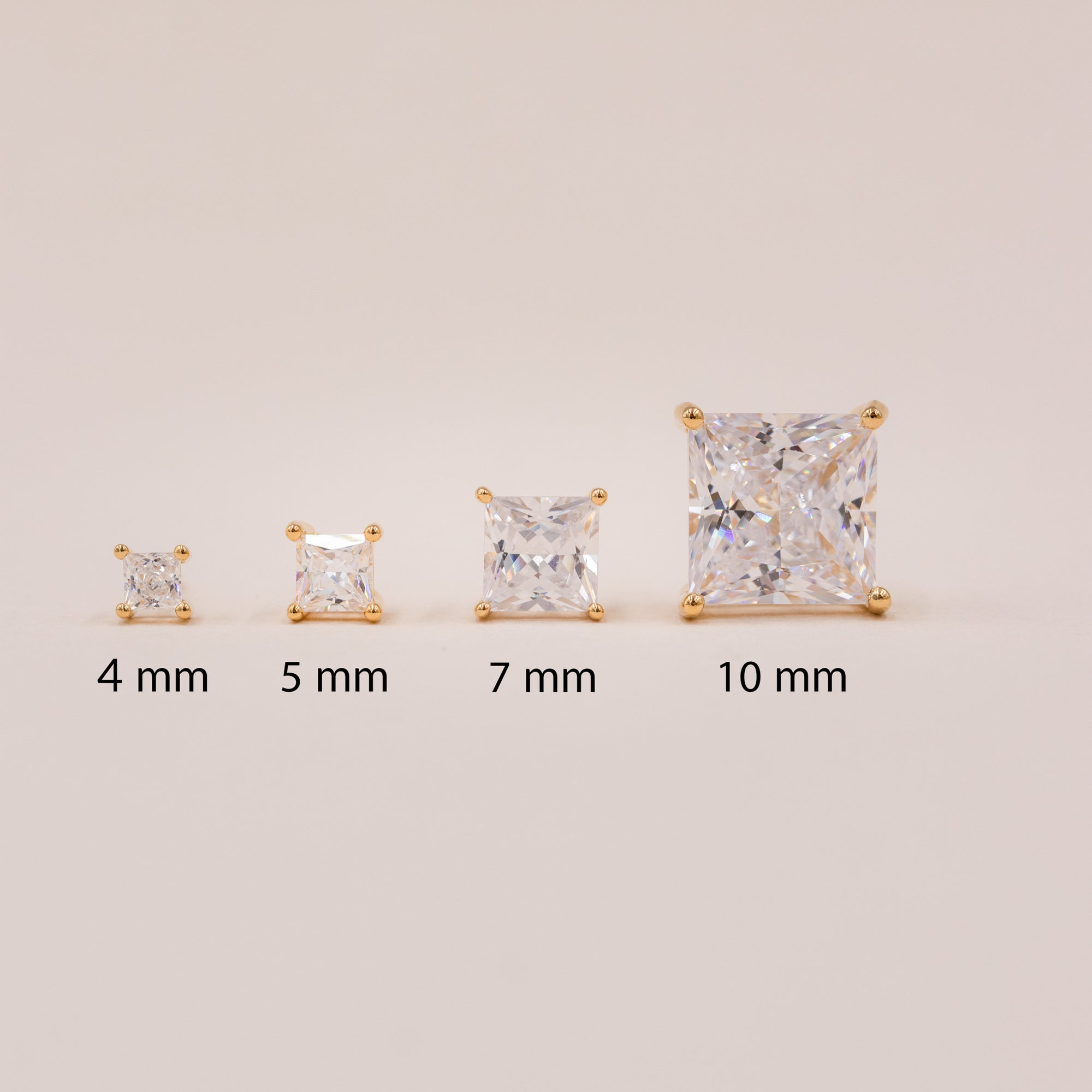Størrelsesoversigt af princess-cut solitaire zirkonia i 4 mm, 5 mm, 7 mm og 10 mm i forgyldt sølv