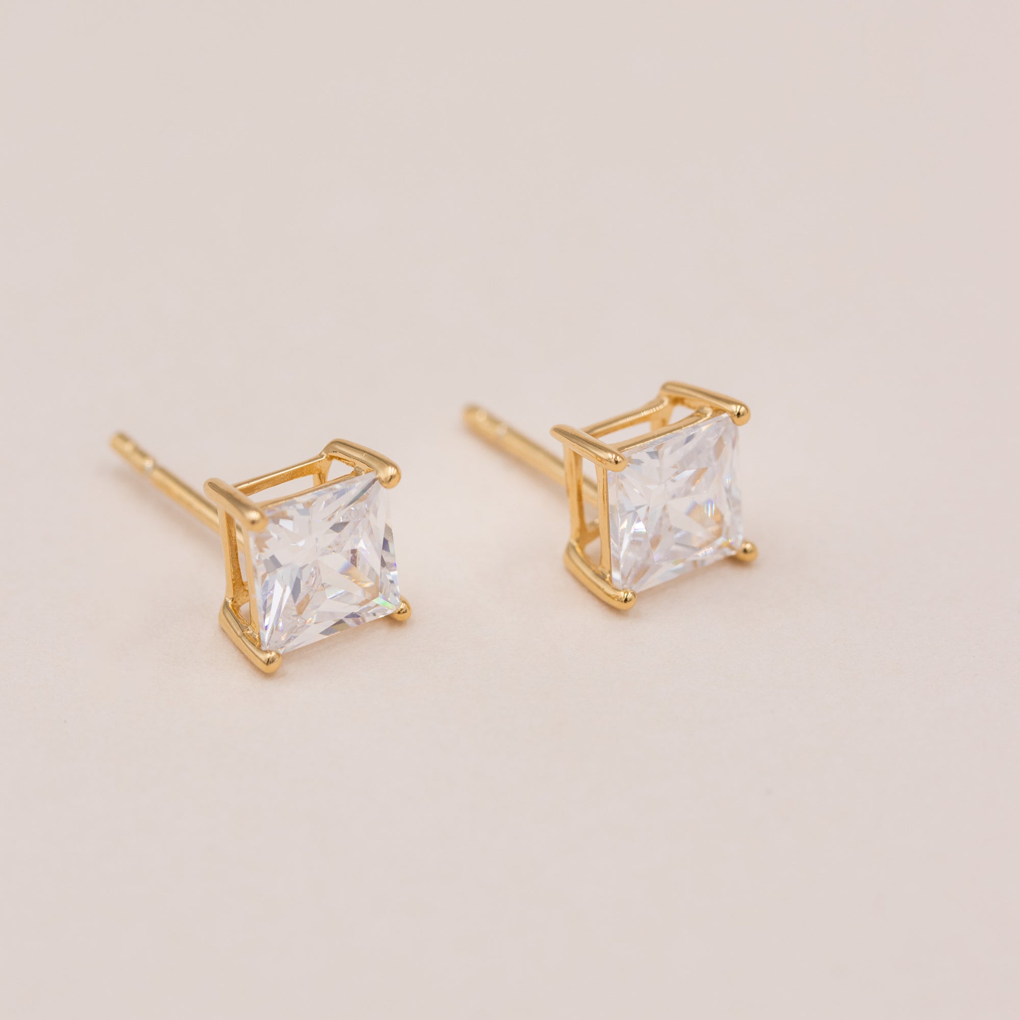 Detaljebillede af 6 mm princess-cut zirkonia i solitaire-indfatning
