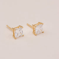 Detaljebillede af 6 mm princess-cut zirkonia i solitaire-indfatning
