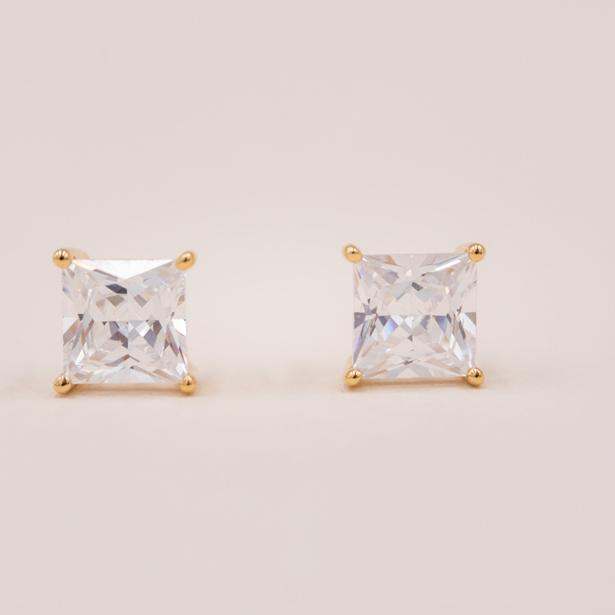 Princess-cut VI solitaire ørestikker i forgyldt sølv med 6 mm zirkonia
