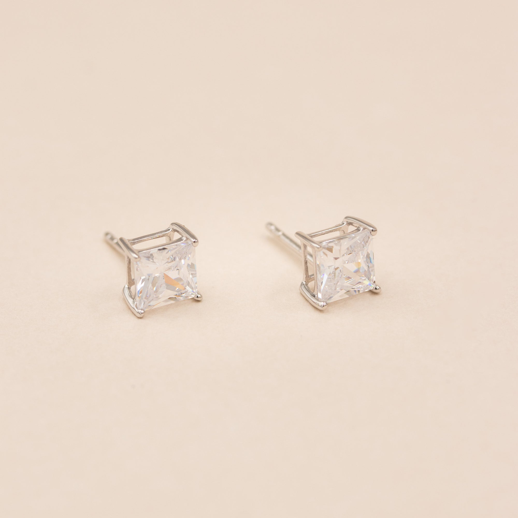 Detaljebillede af 6 mm princess-cut zirkonia i sølv solitaire-indfatning
