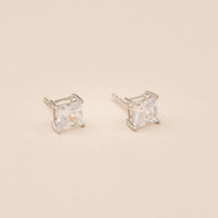 Detaljebillede af 6 mm princess-cut zirkonia i sølv solitaire-indfatning
