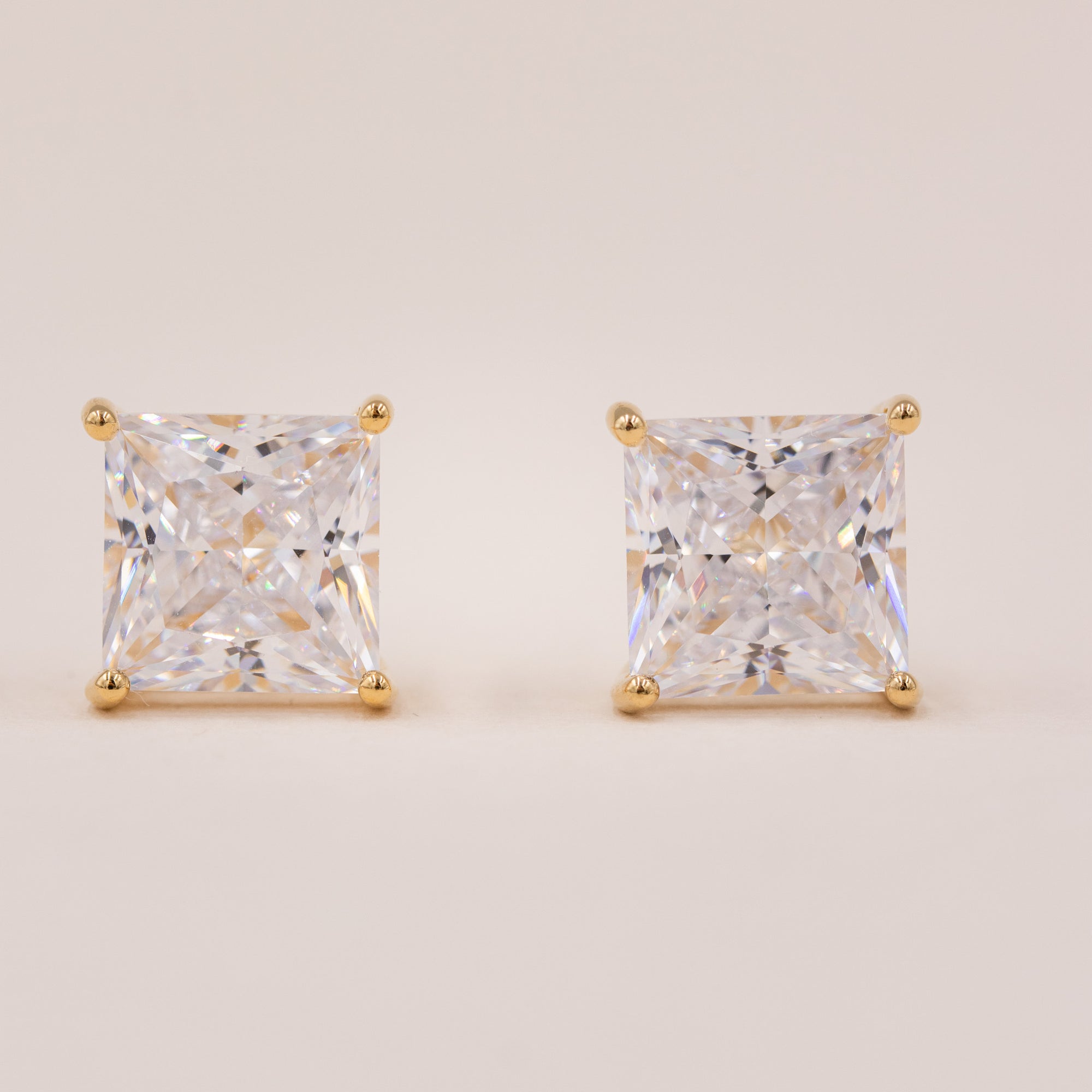 Princess-cut X solitaire ørestikker i forgyldt sølv med zirkonia