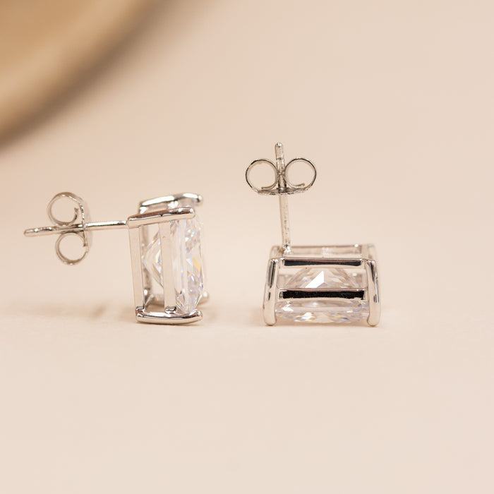 Bagside af princess-cut X solitaire ørestikker med stik og lås
