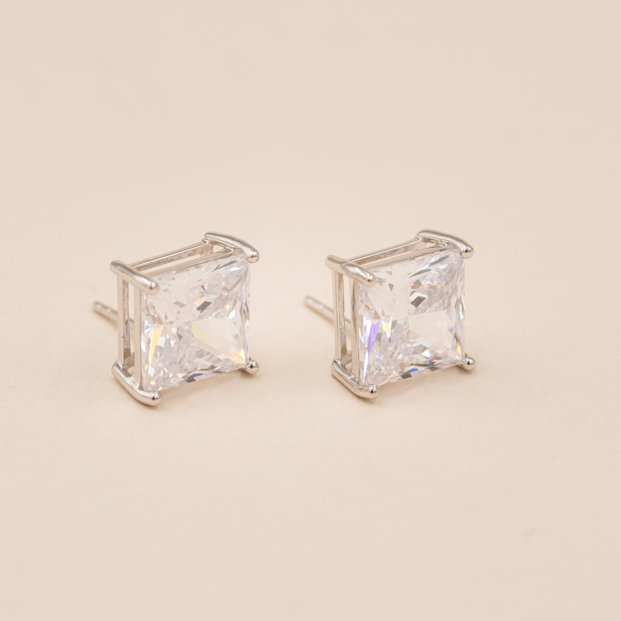 Detaljebillede af princess-cut X solitaire ørestikker i sølv med zirkonia