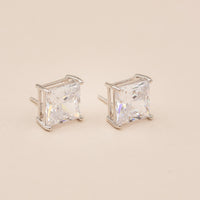 Detaljebillede af princess-cut X solitaire ørestikker i sølv med zirkonia