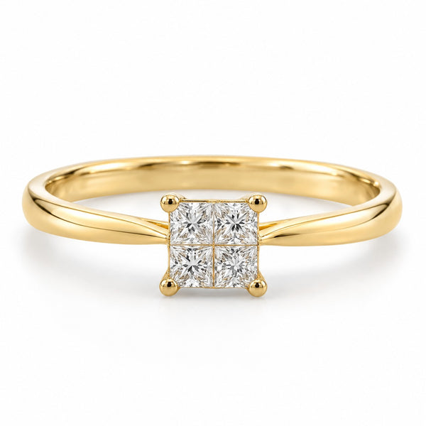 Princess ring i 18 karat guld med 4 diamanter i princess cut på i alt 0,28 carat, hvid baggrund