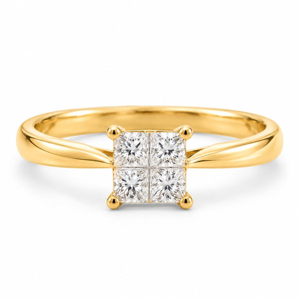 Princess ring i 18 karat guld med 4 diamanter i princess cut på i alt 0,41 carat, hvid baggrund