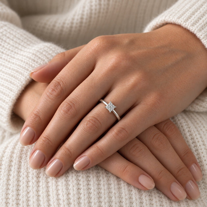 Kvinde i hvid strik bærer Princess ring i hvidguld med diamanter