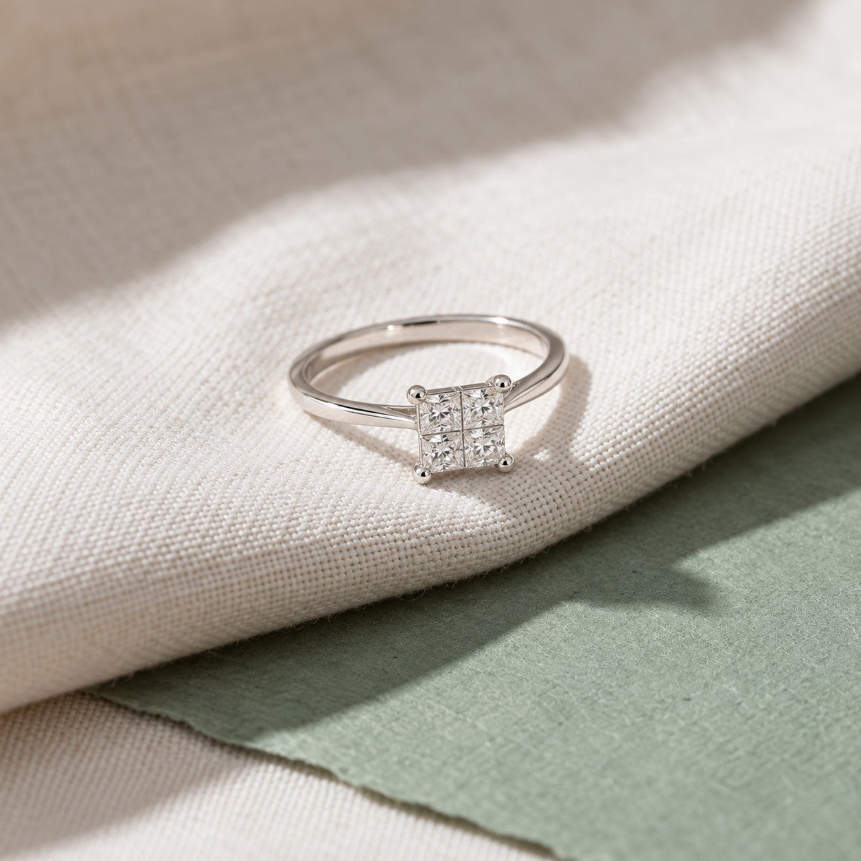Princess ring i hvidguld med 0,28 carat diamanter på hvidt stof