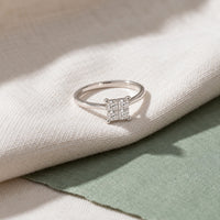Princess ring i hvidguld med 0,28 carat diamanter på hvidt stof
