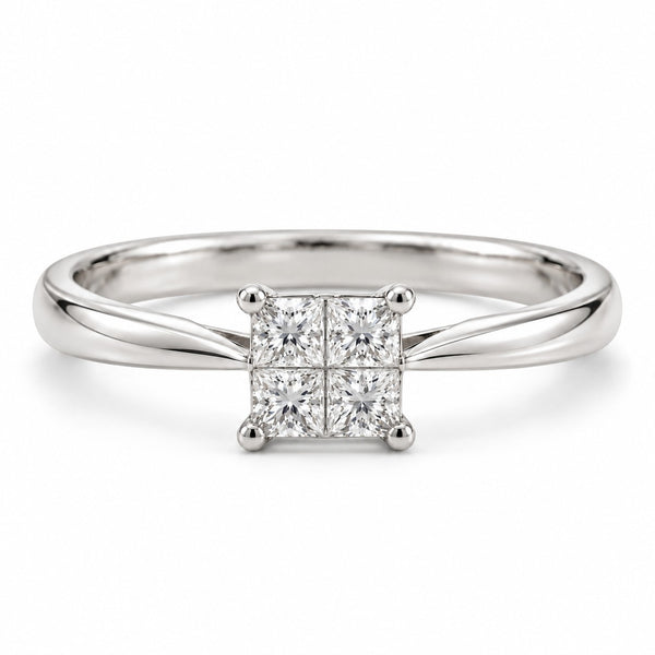 Princess ring i 18 karat hvidguld med 4 diamanter i princess cut på i alt 0,28 carat, hvid baggrund
