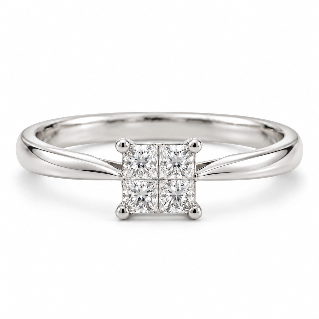 Princess ring i 18 karat hvidguld med 4 diamanter i princess cut på i alt 0,28 carat, hvid baggrund