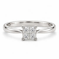 Princess ring i 18 karat hvidguld med 4 diamanter i princess cut på i alt 0,28 carat, hvid baggrund