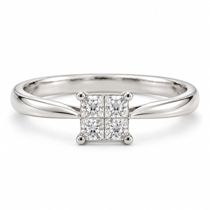 Princess ring i 18 karat hvidguld med 4 diamanter i princess cut på i alt 0,28 carat, hvid baggrund