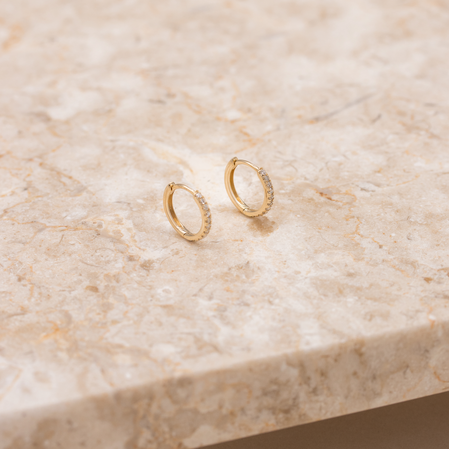 Detaljebillede af Promise creoler med diamanter i 14 kt. guld