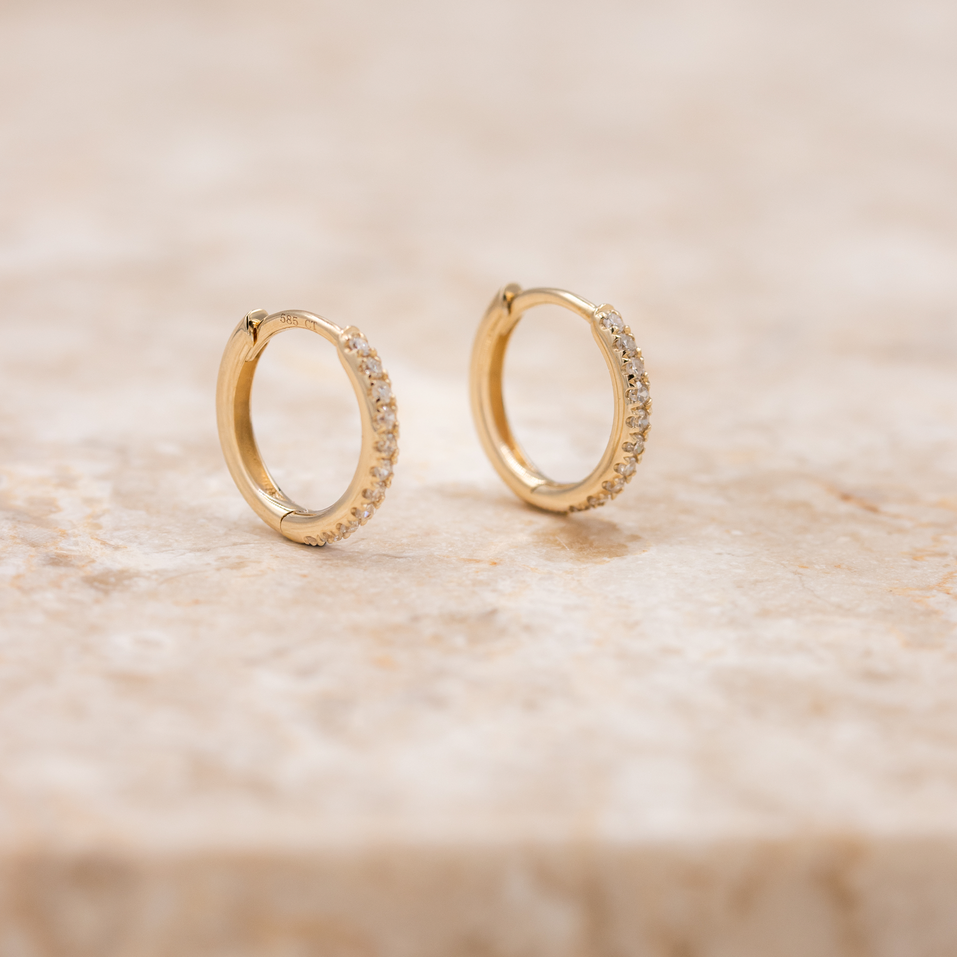 Promise creoler i 14 kt. guld med diamanter set forfra
